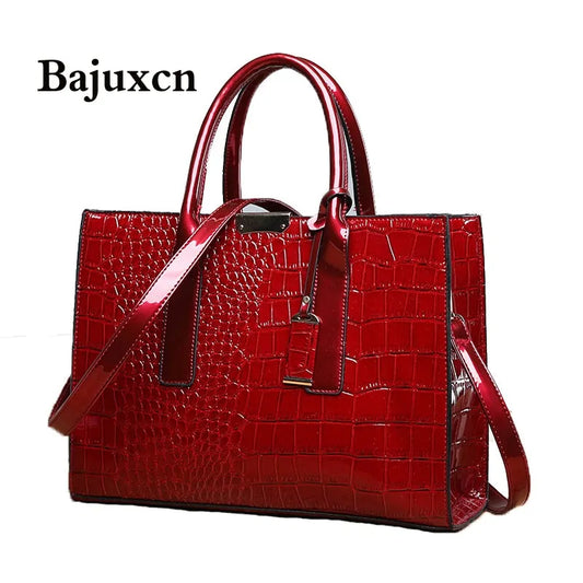 Elegant leather shoulder bag in red