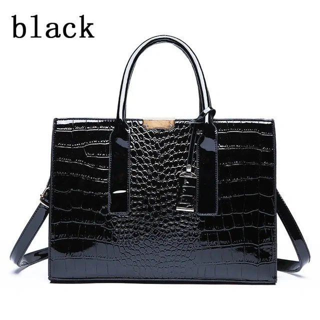 Elegant leather shoulder bag in black